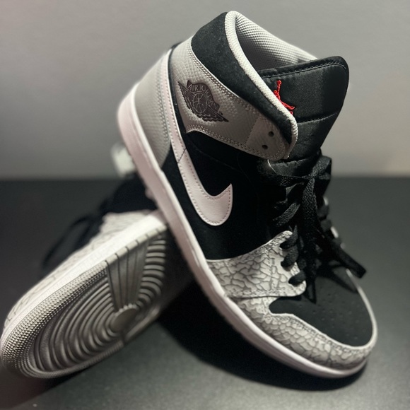 Jordan 1 Mid SE